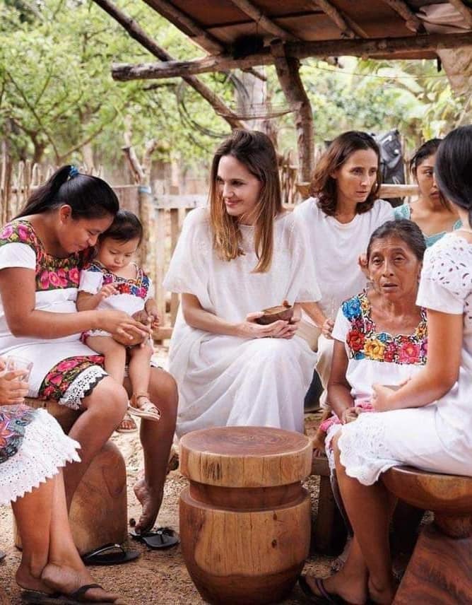 Angelina Jolie visitó Quintana Roo y convivió con una comunidad de mujeres maya 